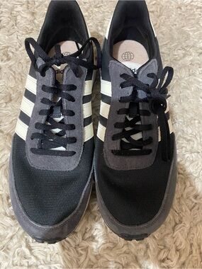 adidas women’s  Black & White Low-Top Sneakers size 9.5
